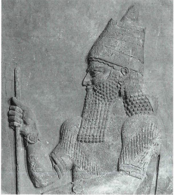 사르곤 2세(왼쪽)와 그가 아슈도드를 정복한 후 세워진 석비의 파편.