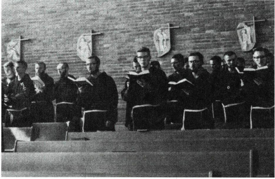 성가를 부르고 있는 카푸친 작은 형제회 회원들(왼쪽)과 인도에서 활동하고 있는 예수회 회원.