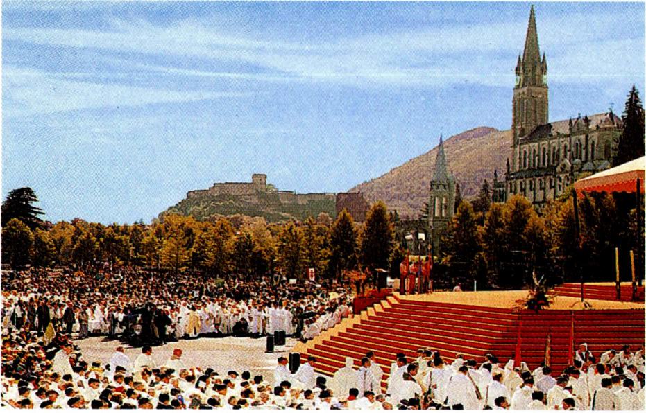 ▲ 1981년 프랑스 루르드에서 열린 제42차 세계 성체 대회(왼쪽)와 1985년 케냐 나이로비에서 열린 제43차 세계 성체 대회.