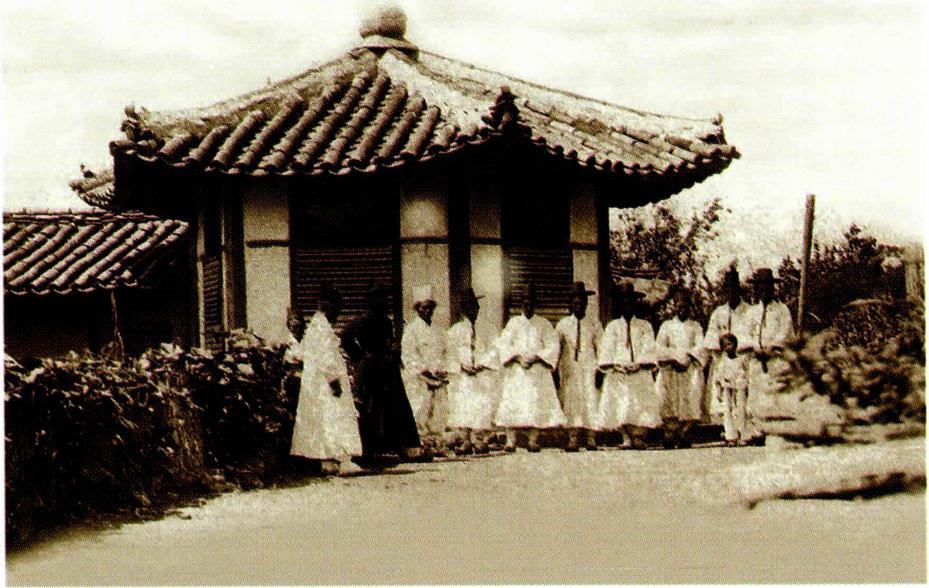 평양 성당 앞의 르 장드르 신부와 신자들(1897년경, 왼쪽). 의주 본당 사제관 앞에 선 신자들과 서병익 신부(1919. 10. 7).