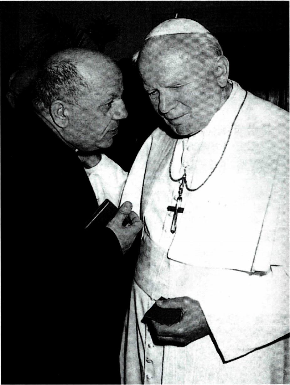 요한 바오로 2세에게 마리아 사제 운동에 대한 기도를 청하는 곱비 신부.