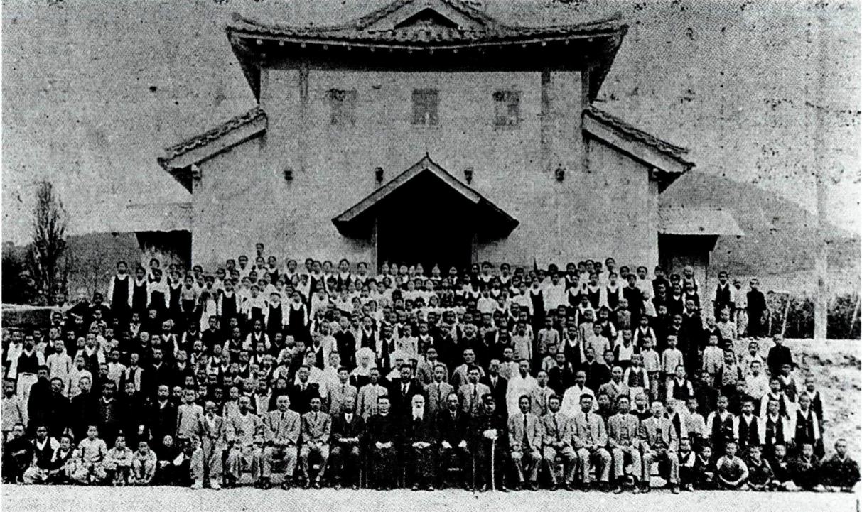 ▲ 1937년 안성 안법 보통학교 개교식(뒷 건물이 안성 성당이다).