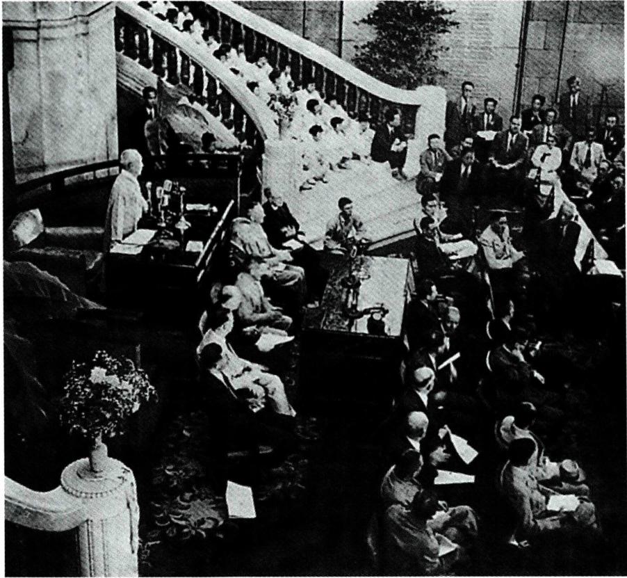 이승만 임시 의장의 사회로 열린 제헌(制憲) 국회 첫 개원식.