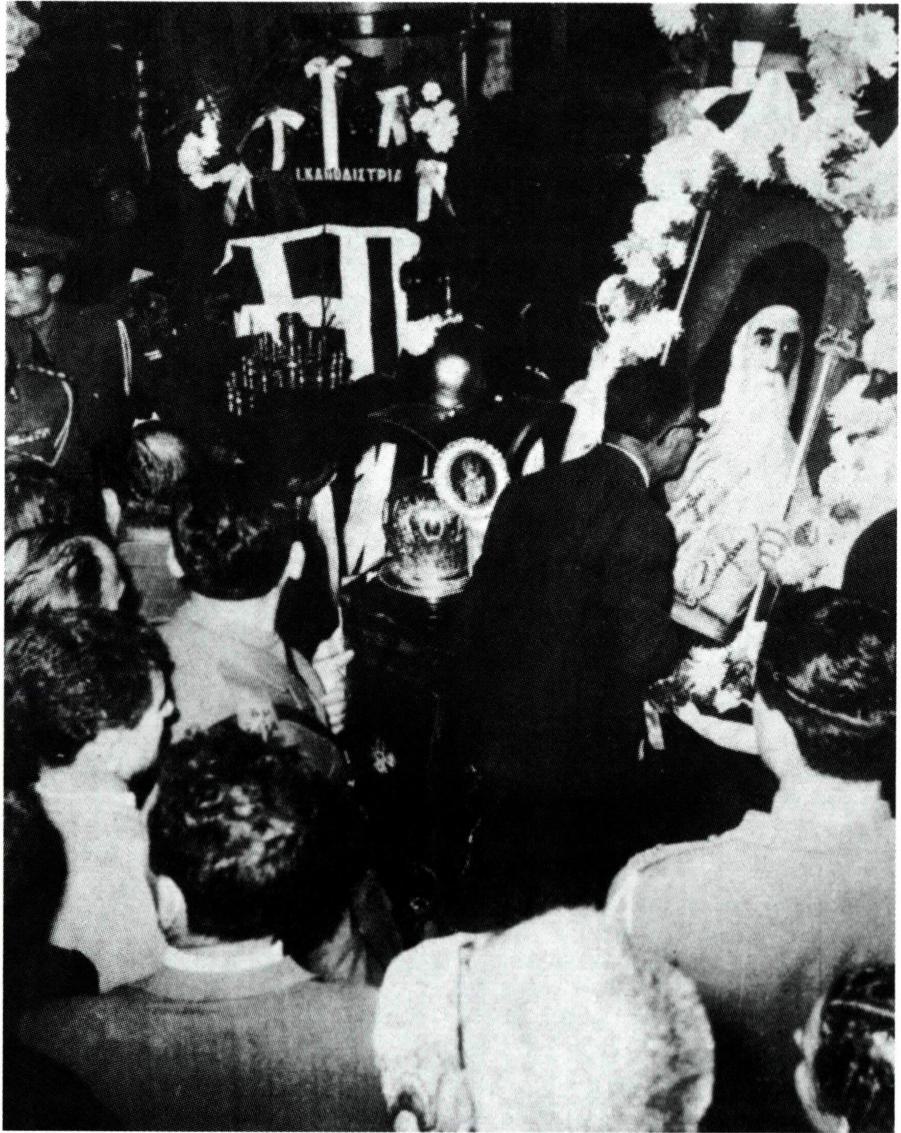 20세기 그리스 성인인 넥타리오스 케팔라스의 이콘 경배.