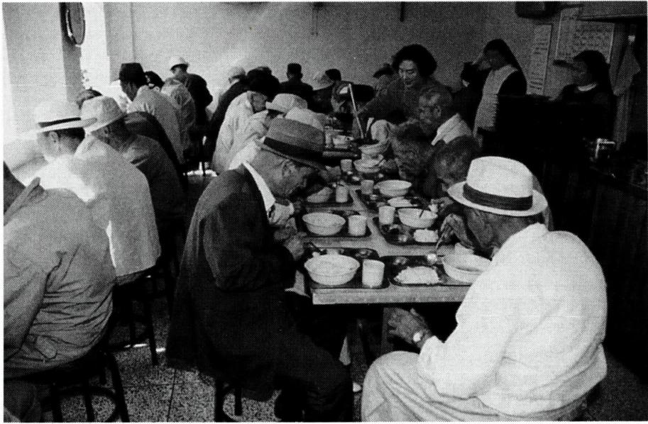 노인 무료 급식소.