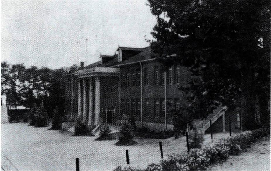 1960년대의 대건고등학교 본관 건물(왼쪽)과 현재의 월성동 신축 교사 전경.