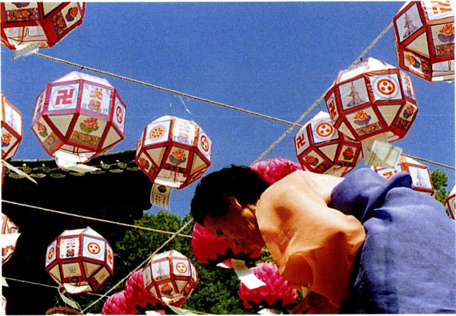 대승 불교는 불 · 보살에 대한 헌신적인 믿음과 은혜로 구원받을 수 있다고 한다.