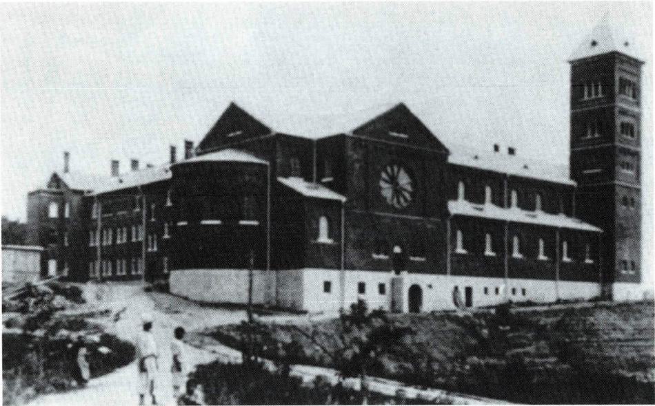 뒤에서 바라본 덕원 수도원 겸 덕원 본당.