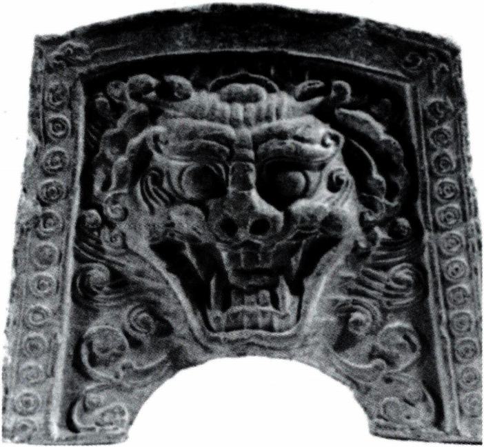 도깨비를 나타낸 백제의 청동 귀면(왼쪽)과 통일 신라 때의 귀면와.