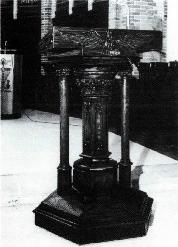 명동 성당(왼쪽)과 오스트리아 괴트베르크 성당의 독서대.