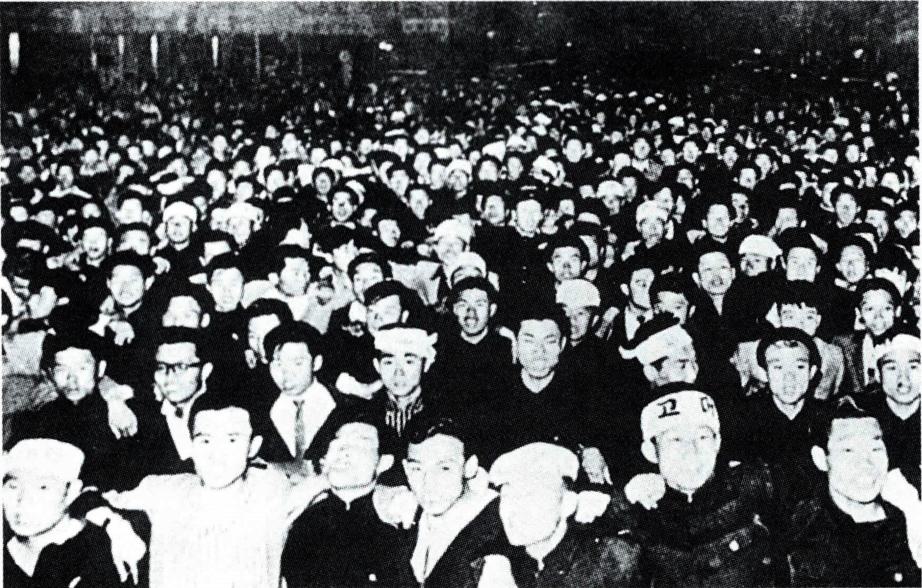 소수자에 의한 권력 집중 현상인 독재는 인간을 억누르게 된다.