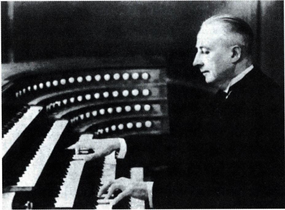 파리 생 쉴피스 성당의 오르간을 연주하는 뒤프레.