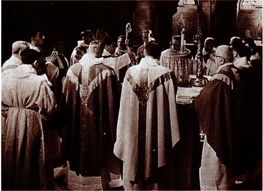 마론파 교회에서 서품받은 새 신부의 첫 미사 광경.