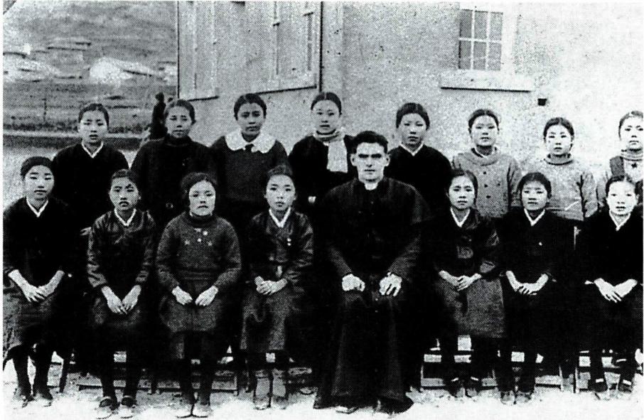 맥메나민 신부와 광주 북동 본당 여학생들.