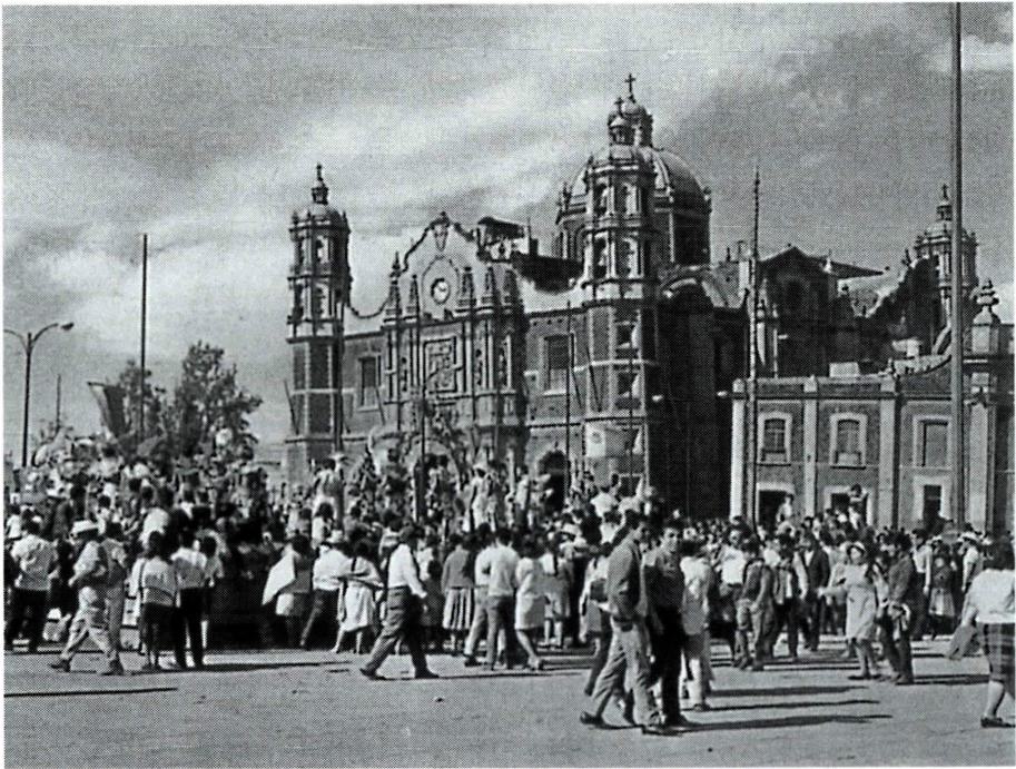 과달루페 성당 앞에서 축제를 벌이는 멕시코인들.