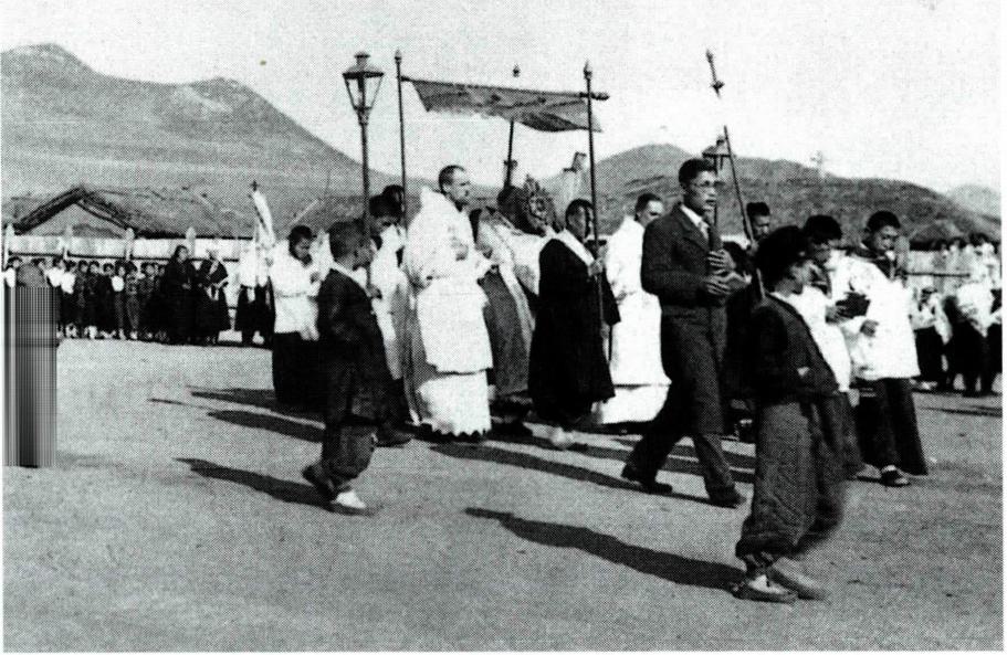 명월구 본당의 성체 거동 행렬.
