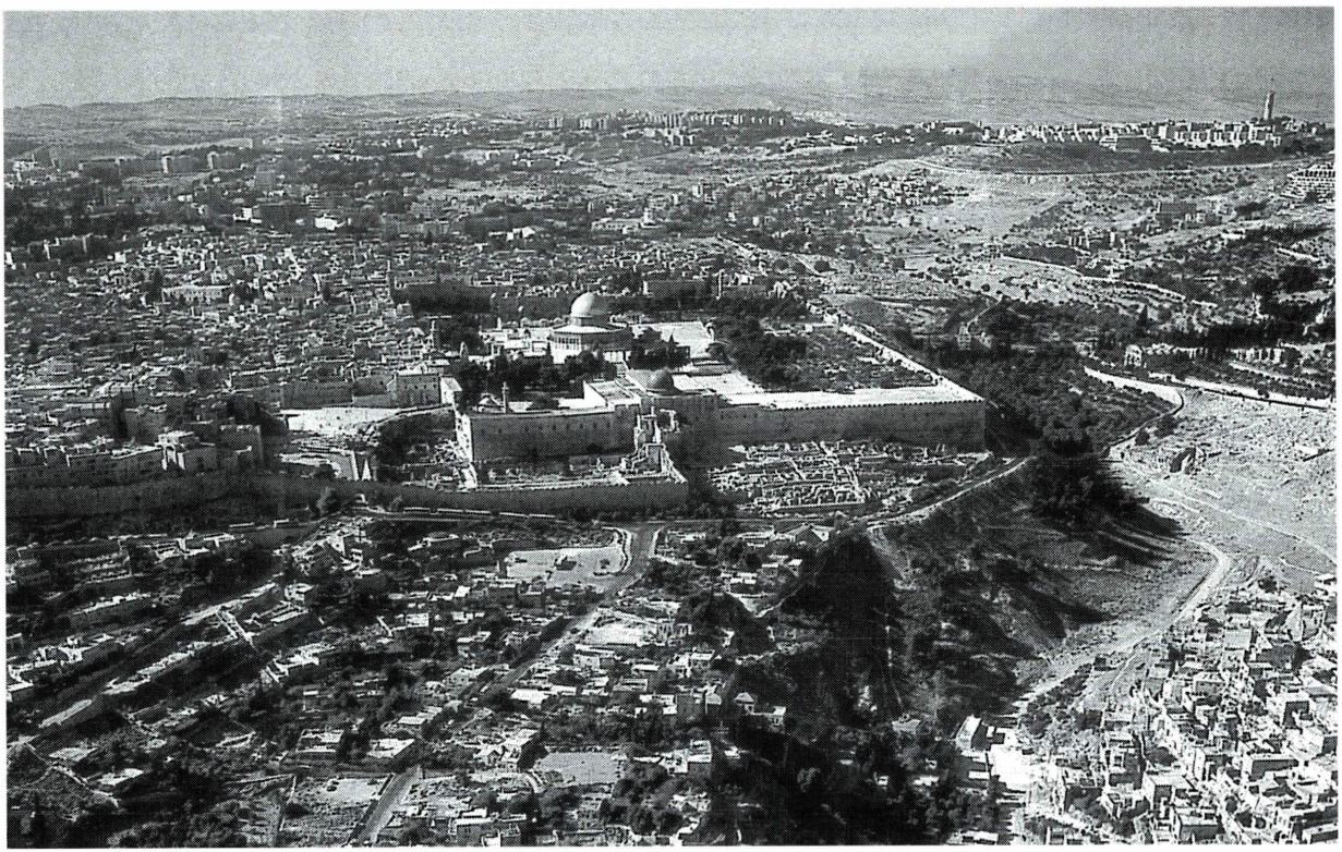 전승에 의하면 바위돔 모스크가 세워져 있는 이곳이 모리야 산이라고 한다.