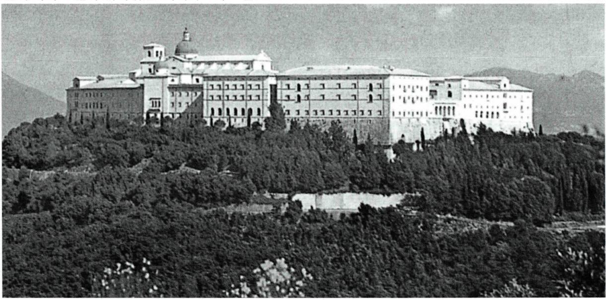 몬테 카시노 언덕 위에 있는 베네딕도 수도원.