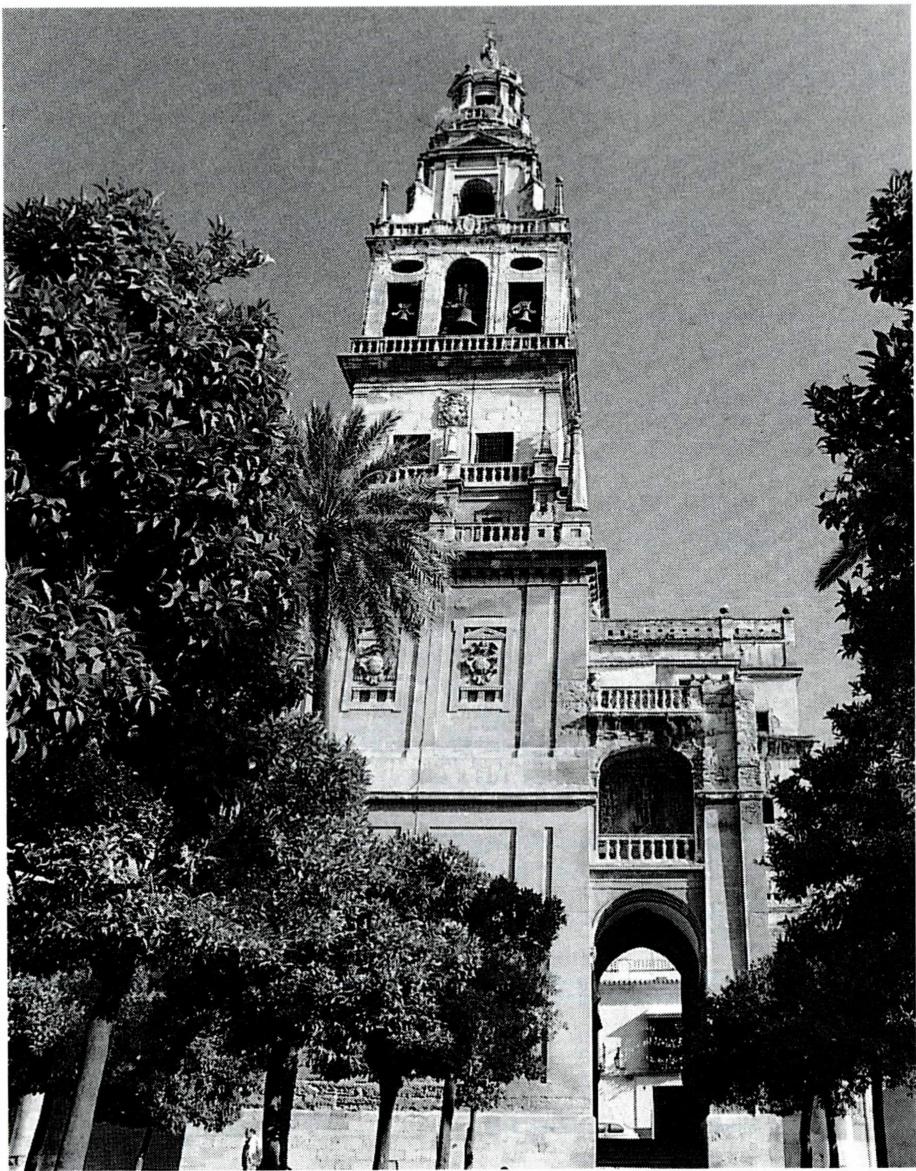 무어인들이 스페인 코르도바에 세운 메스키타 대사원(왼쪽)과 그 내부 모습.