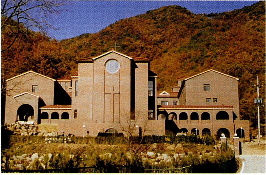 공주 수리치골에 위치한 미리내 성무 성심 수녀회 본원(왼쪽)과 성모당 전경.