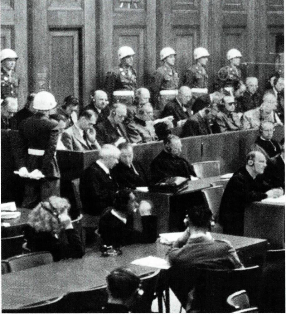 '민족 말살' 이라는 용어가 공식 채택되었던 뉘른베르크 국제 군사 재판 모습(왼쪽)과 12만 명의 유형자들이 죽어 갔던 죽음의 수용소.