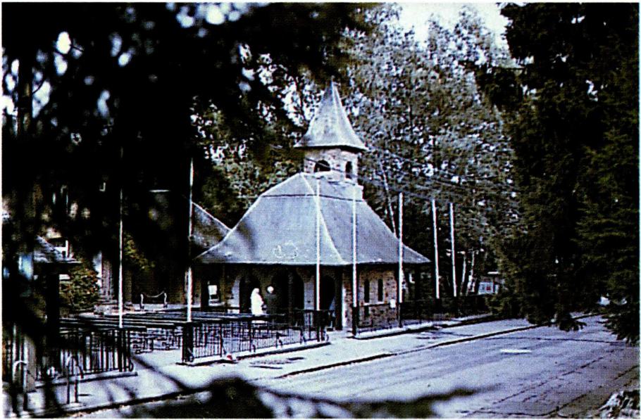 바뇌의 성모가 원했던 '작은 경당'(왼쪽)과 성모 발현 광경을 그린 유리화.