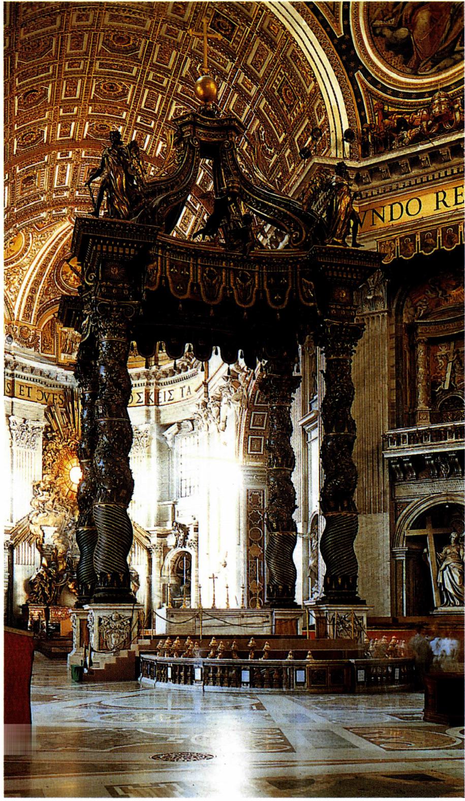 성 베드로 대성전 제대(왼쪽)와 140명의 성인상으로 장식된 열주.