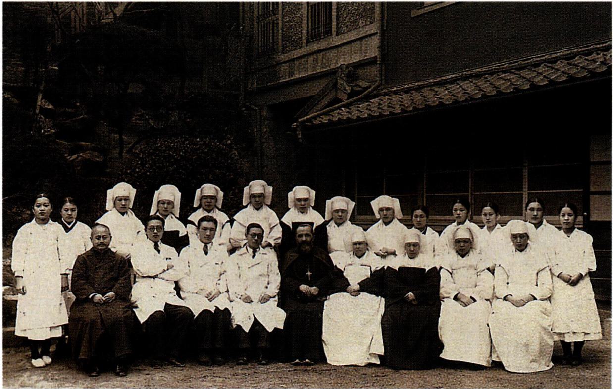 성모병원 개원 당시의 직원들과 박병래 초대 병원장(라리보 주교의 오른쪽).