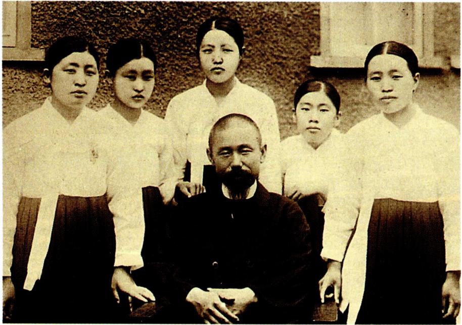 박정열 신부와 재령 본당 여자 신자들.