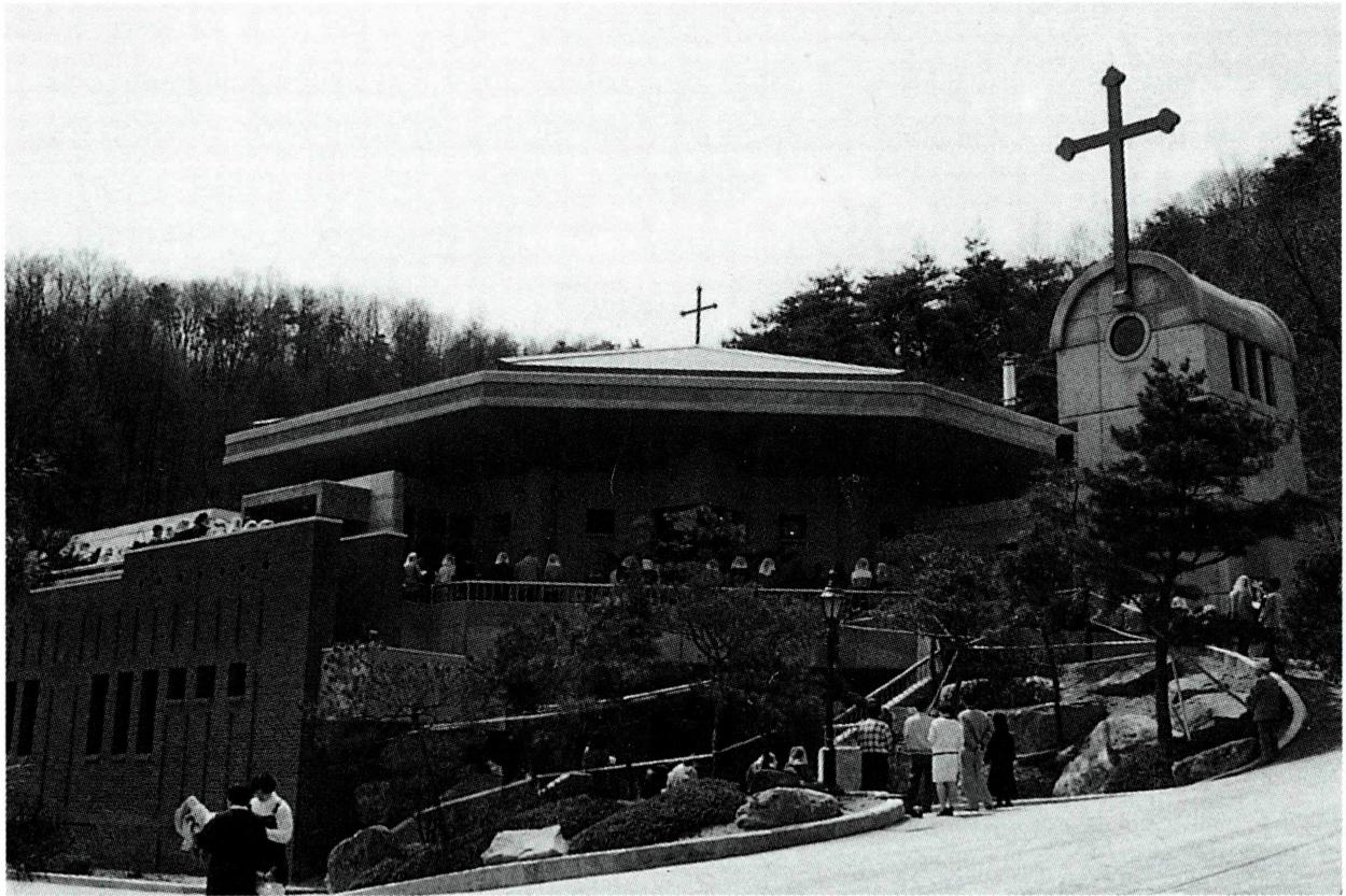 최양업 토마스 신부 탄생 150주년 배티 성당(왼쪽)과 입구의 순교 현양비.