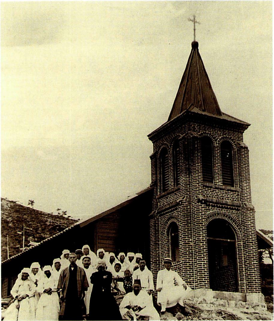 1916년 5월 말에 신축한 목조 성당(왼쪽)과 1930년대의 장례 예절 모습.