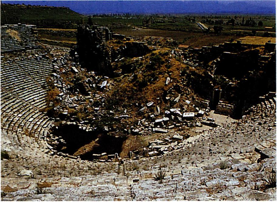 베르게에 있는 아르테미스 여신을 위한 신전 유적지(왼쪽)와 헬레니즘 시대의 문.