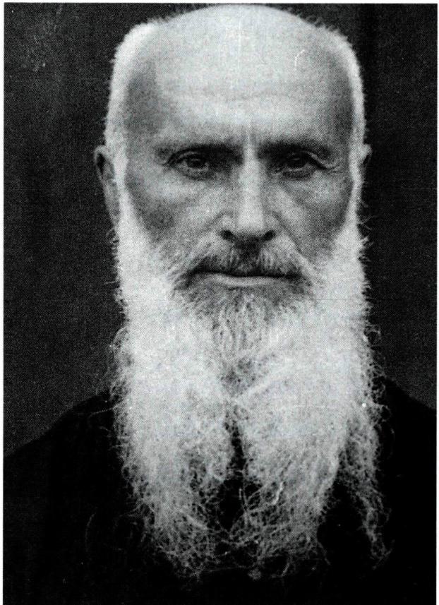 베르모렐 신부(왼쪽)와 나바위 본당 관할의 안대 공소에서 이상화 신부와 함께.