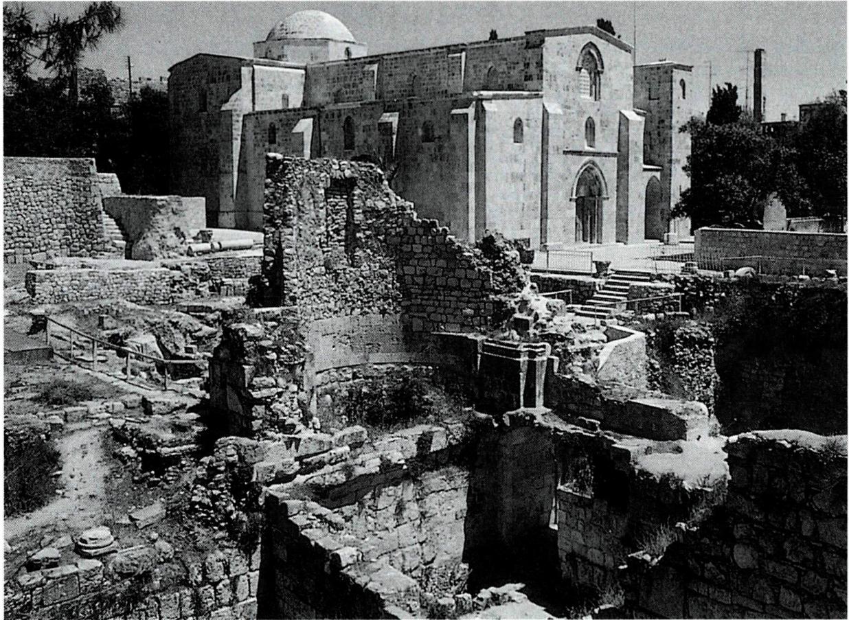 성 안나 성당 후원 서쪽에 있는 베짜타 연못(왼쪽)과 비잔틴 시대와 십자군 시대에 만들어진 주랑들의 흔적.