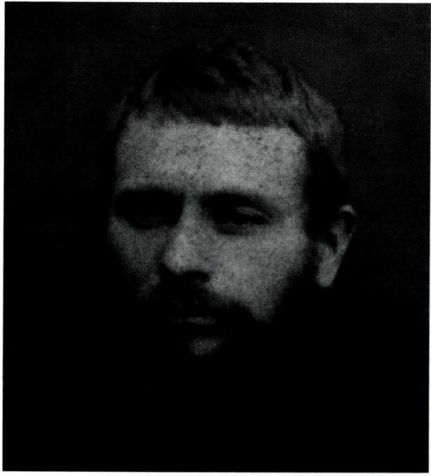 보두네 신부(왼쪽)와 1891년 6월에 그가 매입하여 개조한 성당에서 미사를 마치고 나오는 신자들.