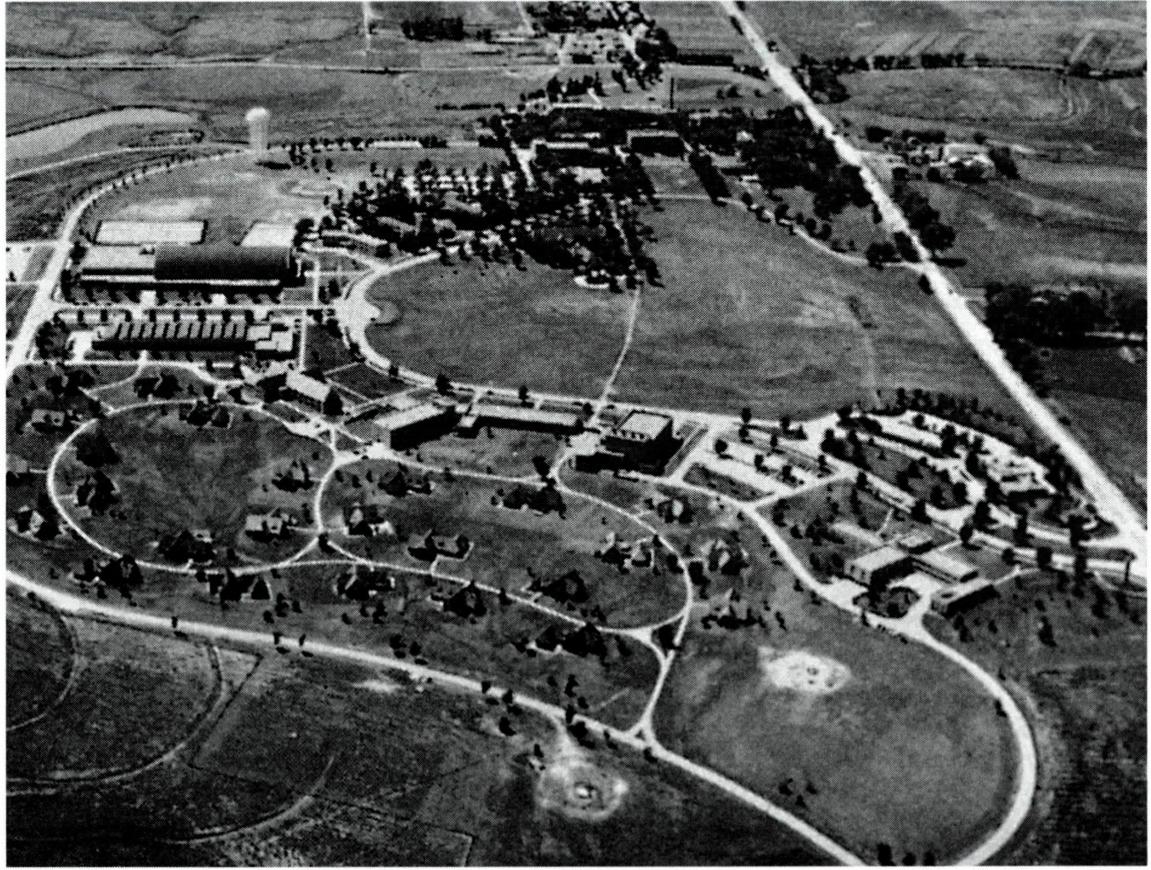 미국 네브래스카 주에 소재한 보이스 타운 본부(왼쪽)와 1948년 그곳에 세워진 설립자 플래너간 신부 기념상.