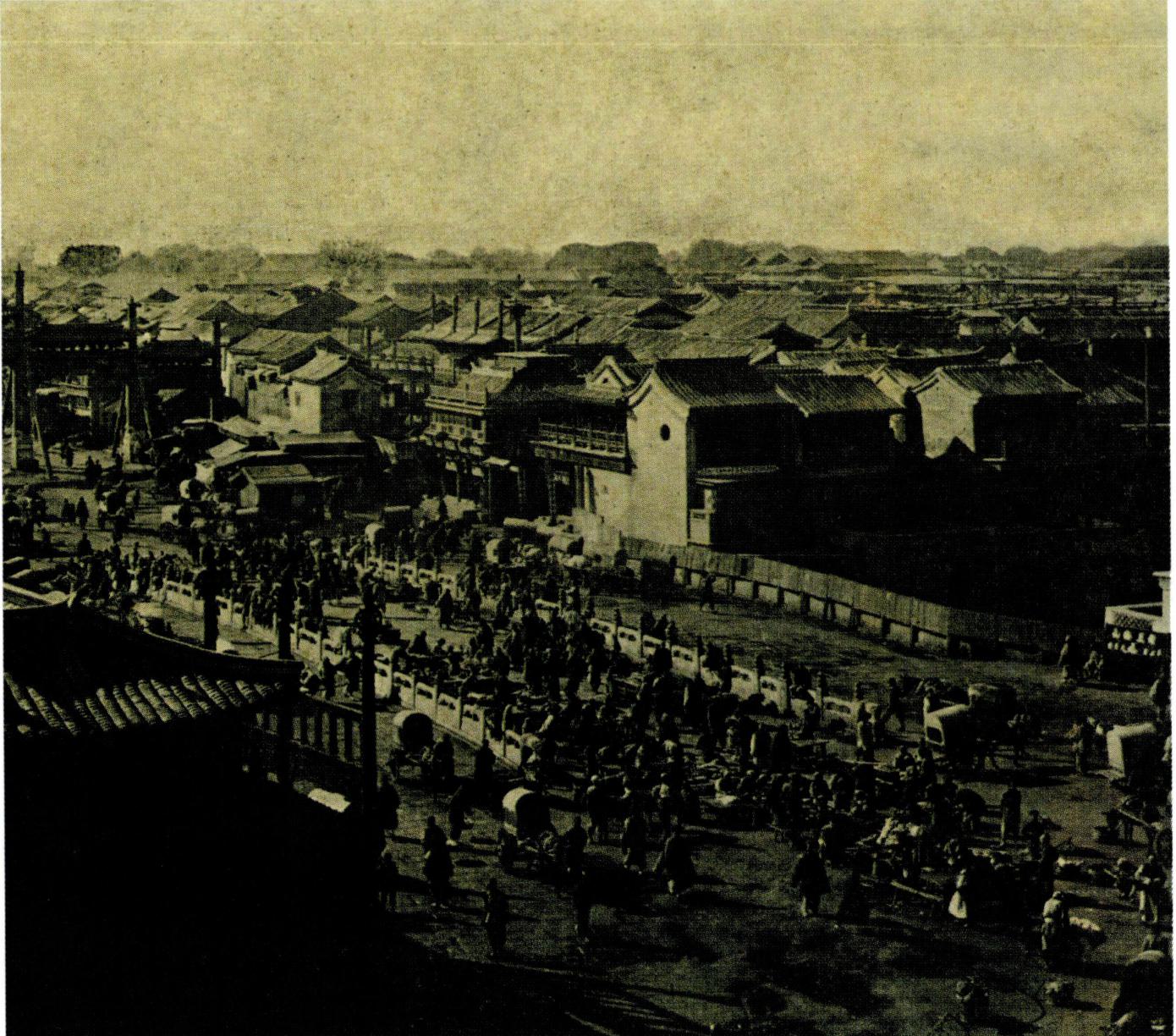 북경의 옛 시가 모습(왼쪽)과 북경대교구장을 역임하였던 물리 주교(위)와 파비에 주교.