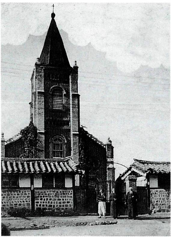 ▲ 수원 최초의 벽돌조 고딕 양식으로 건립된 수원 성당(왼쪽)과 1957년 3월 3일에 있은 회장단 묵상회 기념.