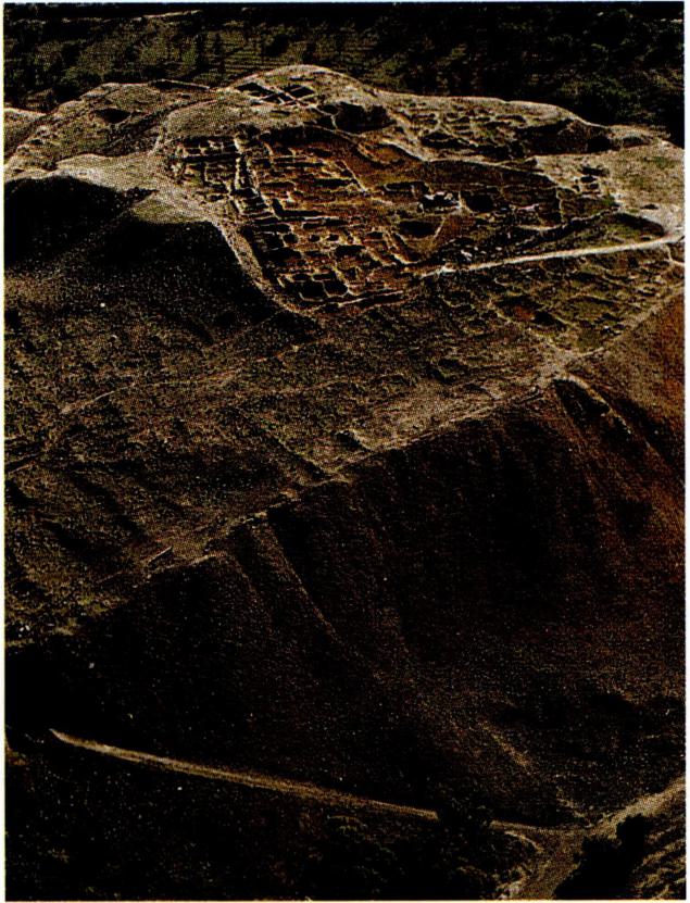 불레셋 민족이 거주하였던 벳스안(왼쪽)과 라므세스 3세의 장례 신전 벽에 해전과 지상전의 상황을 묘사해 놓은 부조.