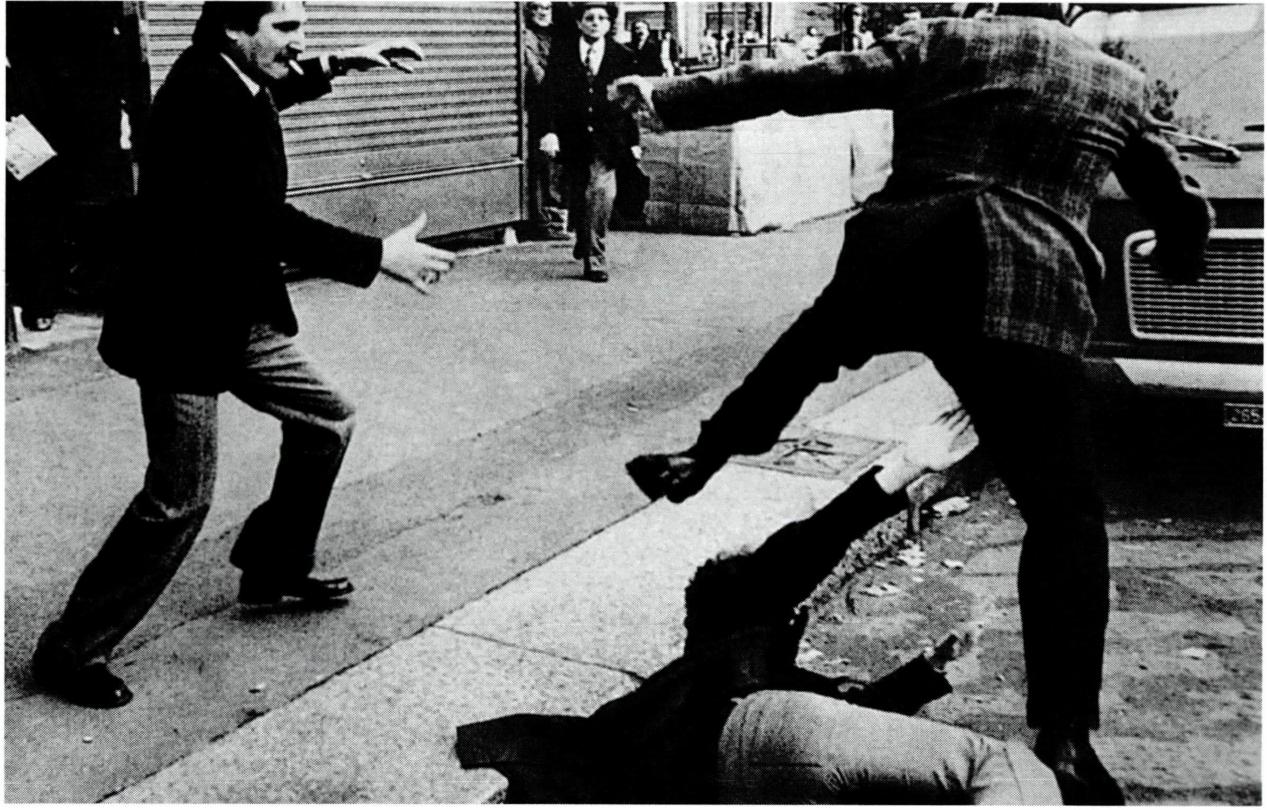 불의는 개인의 인권을 억압하는 형태, 즉 착취나 폭력 등으로도 이루어진다.