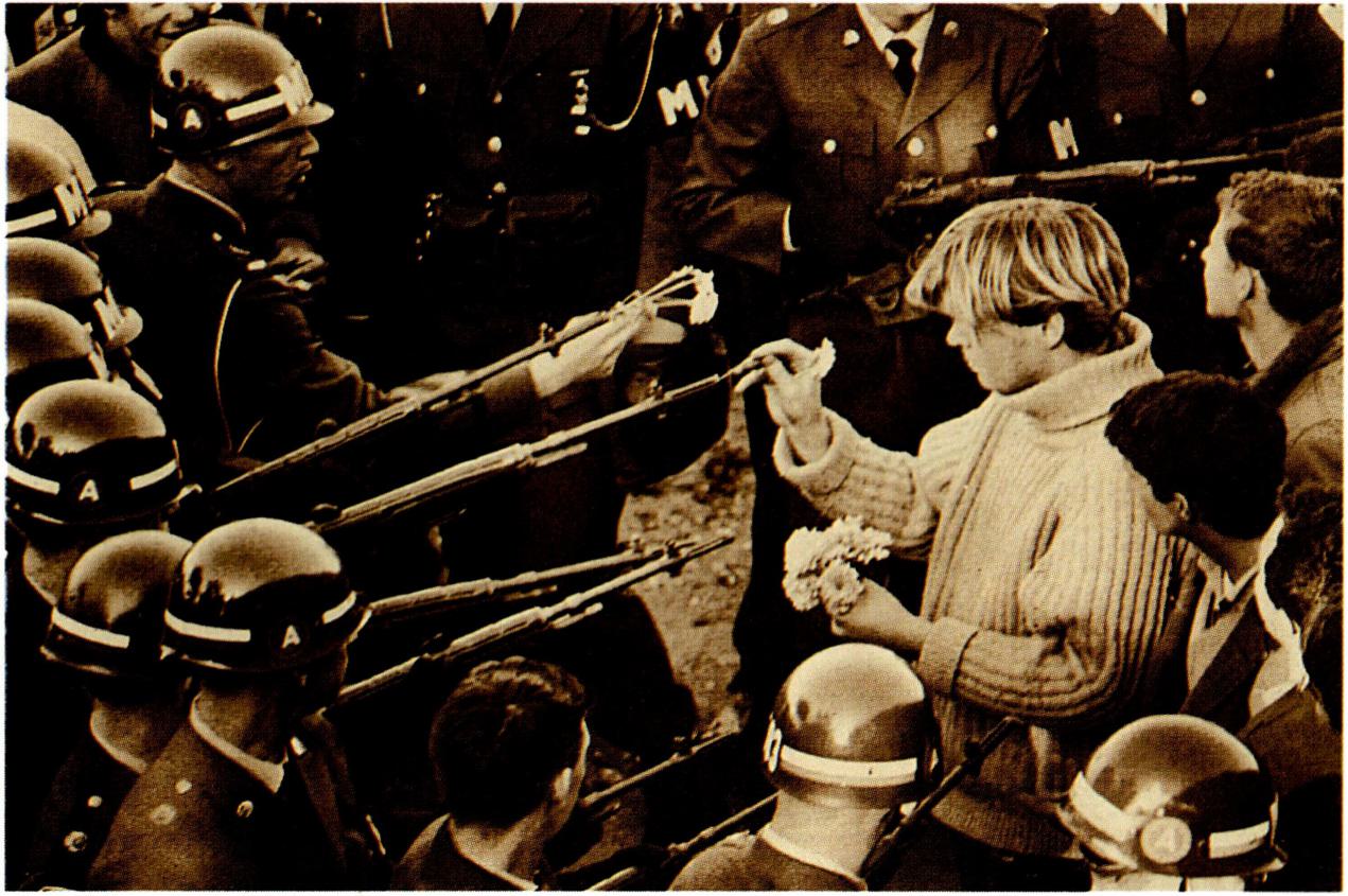 부당한 입법이나 권력 사용에 대해 거부하는 시민 불복종이 비폭력 저항이다.