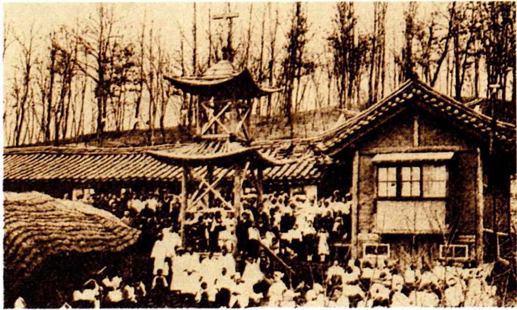 기와집을 매입하여 개조한 옛 성당 모습(왼쪽)과 1930년 8월에 완공한 비현 성당.