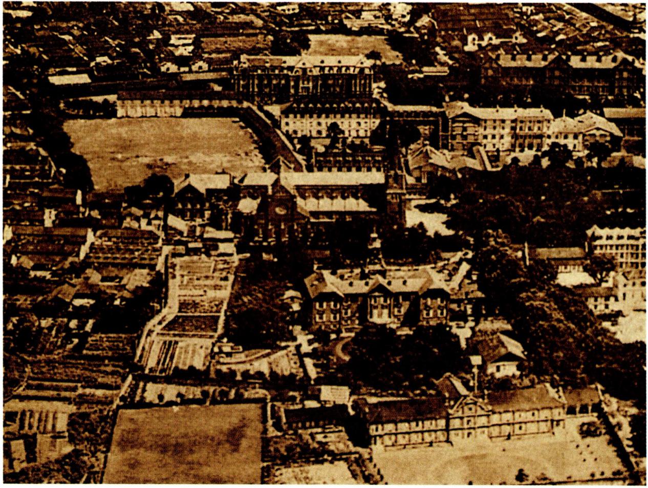 주변에 박물관 · 도서관 · 천문대 · 의료원 등이 들어선 서가회 성당 전경.