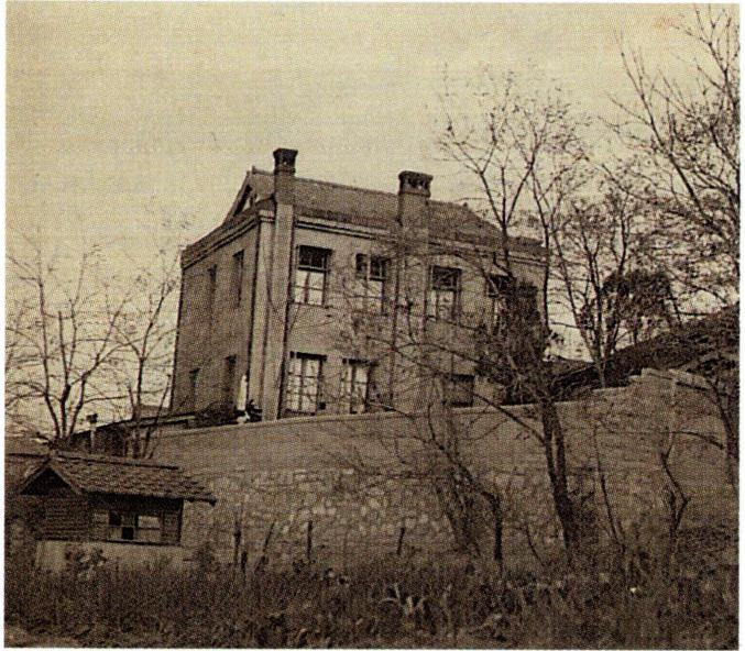 초창기 서울 성가 소비녀회의 혜화동 본원(왼쪽)과 정릉동에 소재한 현재의 본원 전경.
