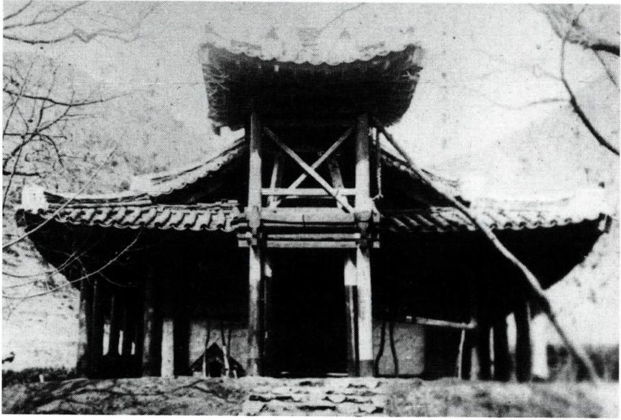 정면에서 바라본 되재 성당.