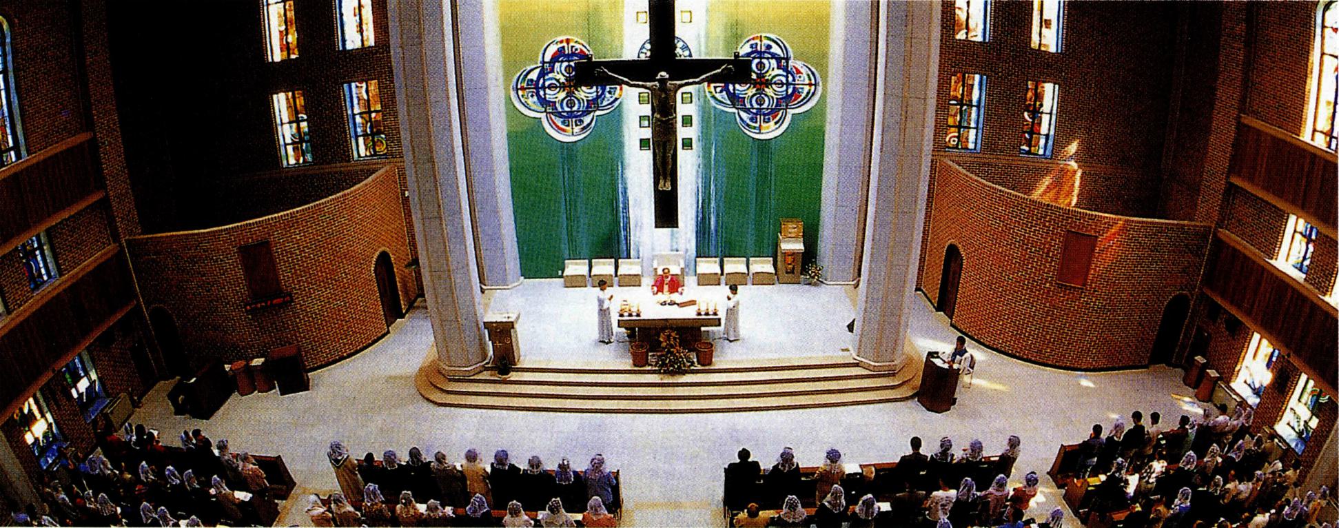 성당은 신자들이 기도하고 미사에 참례하기 위해 모이는 장소이며, 성체 안에 현존하는 하느님이 거처하는 장소이다.