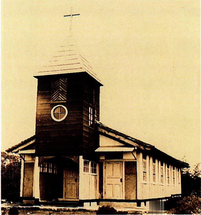 본당 설립 이듬해 지어진 목조 성당(왼쪽)과 1959년에 신축되어 사용해 오다가 지금은 화재로 소실된 성동 성당.