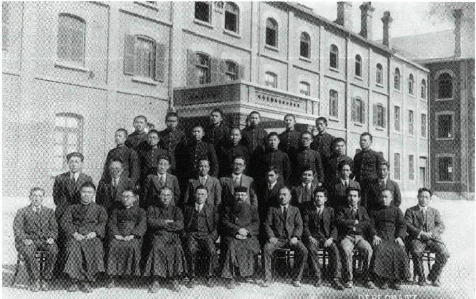 1935년 동성신학원 당시의 교사와 신학생(왼쪽), 그리고 성신고등학교 전경.