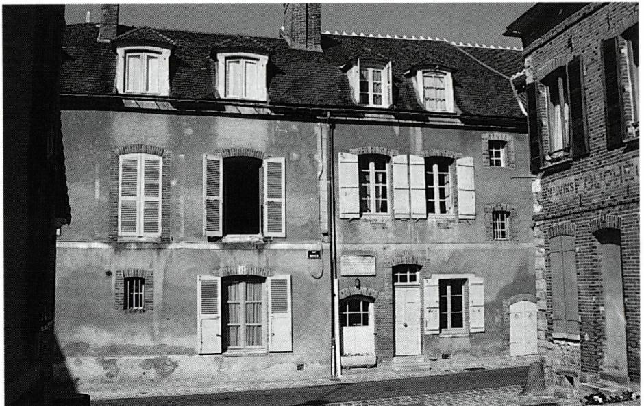 즈와니에 있는 창립자 마들렌 소피 바라의 생가(왼쪽)와 아미앵 '성심학교' 경당.