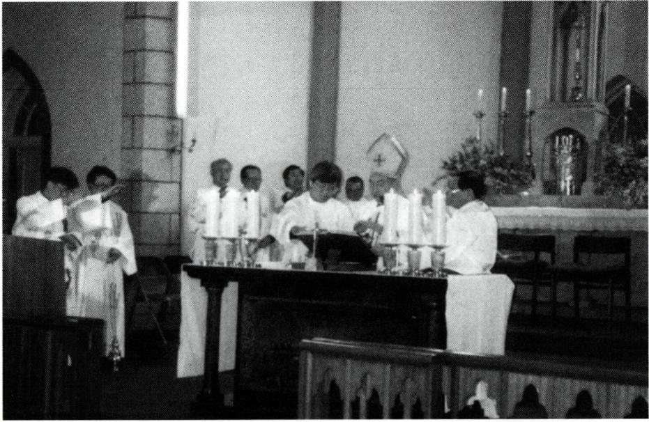 성목요일 성유 축성 미사(왼쪽) 때 축성된 성유는 성당이나 제대 축성시에도 사용된다.